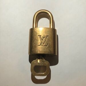 Vintage Louis Vuitton Brass ‘302’ Padlock in Goldtone with Goldtone Key [|]